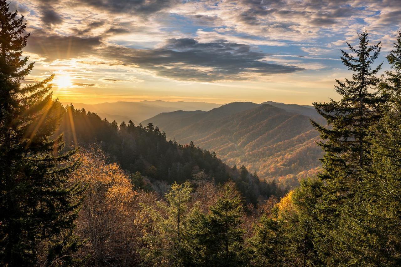 Downtown Delight, 2 Bedrooms, Pool, Hot Tub, Sleeps 6 Gatlinburg Buitenkant foto