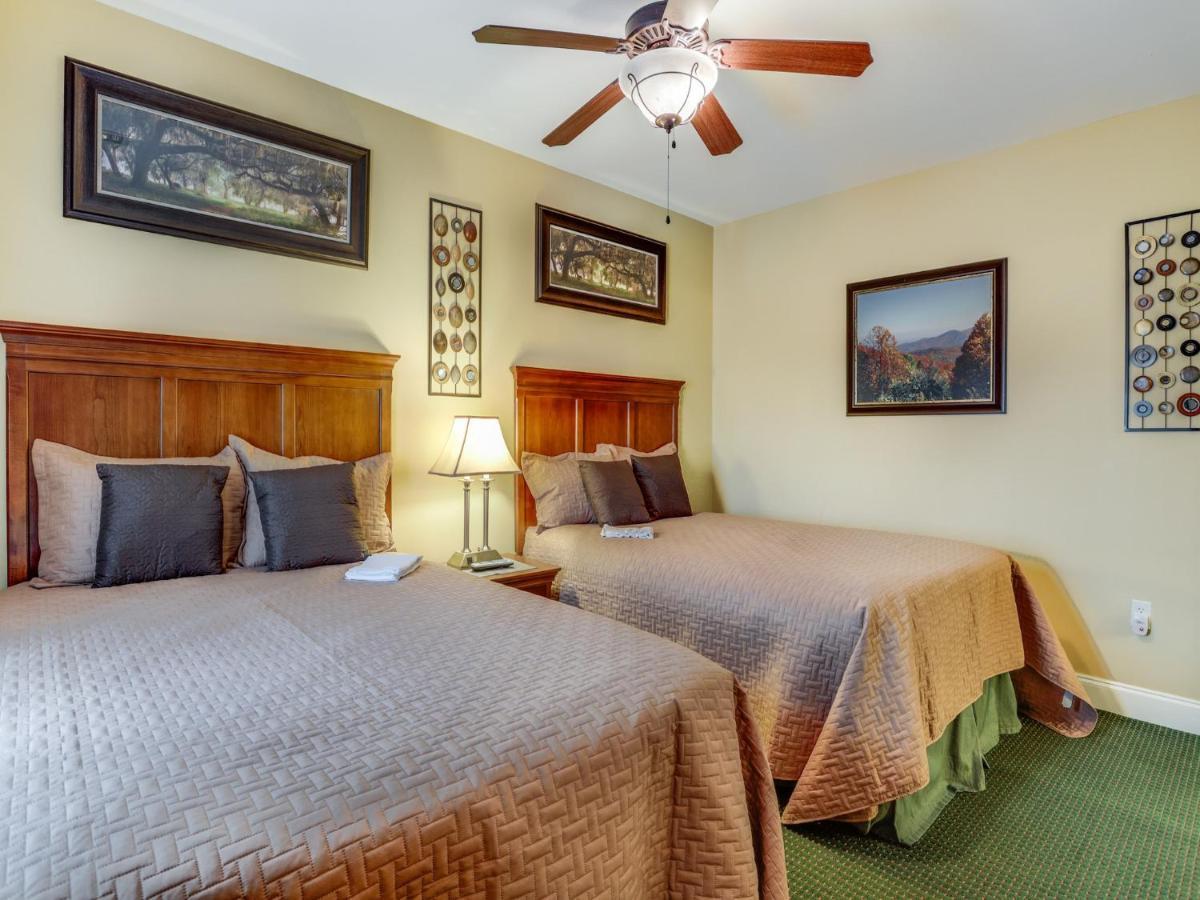 Downtown Delight, 2 Bedrooms, Pool, Hot Tub, Sleeps 6 Gatlinburg Buitenkant foto